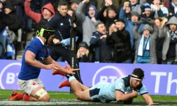 Le talonneur écossais Stuart McInally marque un essai lors du match des Six Nations face aux Français, à Edimbourg, le 8 mars 2020