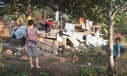 Des Indonésiens fouillent dans les décombres d'une maison de Lombok en Indonésie après un tremblement de terre, le 29 juillet 2018 (Photo transmise par l'agence indonésienne de gestion des catastrophes)