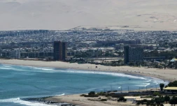 Vue aérienne de la ville d'Arica, au Chili, à la frontière avec le Pérou, le 30 novembre 2025