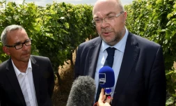 Le ministre français de l'Agriculture Stéphane Travert (d) à Galgon, en France, le 4 août 2017