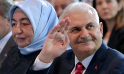 Binali Yildirim (D) aux cÎtés de son épouse Semiha à Ankara le 22 mai 2016
