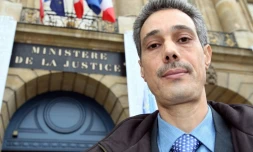 Photo de Omar Raddad, prise devant le ministère de la Justice, le 1er décembre 2008