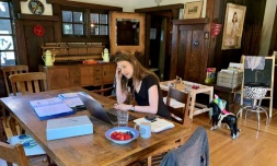 Martha Lackritz-Peltier, avocate chez TechSoup, parle à un collègue au téléphone depuis sa salle à manger, transformée en bureau, le 12 mars 2020 à Oakland, en Californie