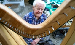 Noel Anderson, 89 ans, pose dans son atelier de fabrication de harpes, le 29 septembre 2025 Ă Strabane, en Irlande du Nord