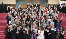 Quatre-vingt-deux stars et femmes du 7e art, dont la présidente du jury Cate Blanchett et la réalisatrice Agnès Varda, ont réclamé samedi "l'égalité salariale" dans le cinéma, lors d'une montée des marches inédite et 100% féminine au Festival de Cannes