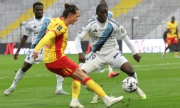 Le Lensois Florian Thauvin (g) aux prises avec le défenseur du Paris FC Nhoa Sangui lors de la victoire des Sang et Or 2-1, le 19 octobre 2025 à Lens