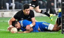 Wesley Fofana (bleu) marque le second essai pour le XV de France face à la Nouvelle-Zélande en test-match, le 23 juin 2018 à Dunedin