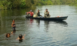 Des pêcheurs et des enfants qui se baignent à Bauana, en Amazonie brésilienne, le 14 mars 2020