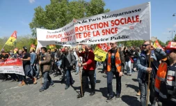 Des employés de la SNCF rassemblés à l'appel de plusieurs syndicats manifestent devant l'Ecole militaire, le 3 mai 2018 à Paris