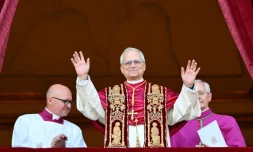 L'Américain Robert Francis Prevost, 69 ans, est devenu jeudi le premier pape venant des Etats-Unis de l'Histoire, sous le nom de Léon XIV, et est apparu face à une foule en liesse place Saint-Pierre au Vatican le 8 mai 2025