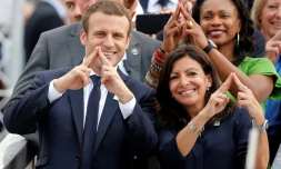 Le président Emmanuel Macron (g) pose avec la maire Anne Hidalgo lors des journées olympiques pour promouvoir la ville de Paris à l'organisation des JO-2024, le 24 juin 2017 à Paris