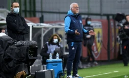 Nasser Larguet (d), le nouvel entraßneur de Marseille, lors du match face à Lens comptant pour la 23e journée de Ligue 1, mercredi à Lens