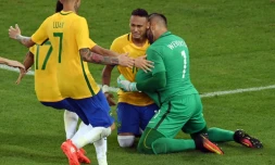 L'attaquant brésilien Neymar et ses coéquipiers fêtent leur victoire en finale du tournoi olympique face à l'Allemagne, le 20 août 2016 au Maracana