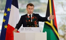 Le président français Emmanuel Macron prononce un discours au bureau du Premier ministre du Vanuatu, Ishmael Kalsakau (non photographié), à Port Vila, le 27 juillet 2023