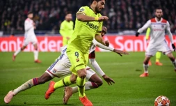 L'attaquant uruguayen de Barcelone, Luis Suarez (c), lors du 8e de finale aller de la Ligue des champions à Lyon, le 19 février 2019
