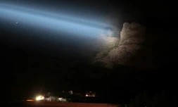 Des drones des secours italiens illuminent le site de l'effondrement d'un glacier dans les Alpes italiennes qui a fait au moins six morts, le 3 juillet 2022 Ă Canazei