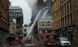 Des pompiers au travail pour éteindre l'incendie de la prestigieuse école d'art de Glasgow en Ecosse, le 16 juin 2018