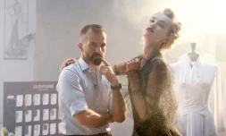 Le créateur Julien Fournié pose avec son modÚle Michaela Tomanova lros d'une séance photo le 30 juin 2020 à Paris