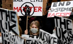 Des milliers de personnes ont manifestĂ© Ă Londres, le 6 juin 2020, contre le racisme et les brutalitĂ©s policiĂšres, aprĂšs la mort aux Etats-Unis de George Floyd, asphyxiĂ© par un policier qui l'arrĂȘtait pour un dĂ©lit mineur