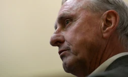 Le Néerlandais Johan Cruyff, légende du football, en conférence de presse, le 19 novembre 2015 à Barcelone 