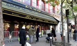 Des anonymes devant le Bataclan le 11 novembre 2016 à Paris