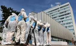 Des membres du groupe "Ende Gelände" (EG), un mouvement de désobéissance civile pour le climat, en combinaisons blanches lors d'un entraînement, le 1er juin 2019 à Francfort, en Allemagne