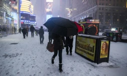 Des passants sur Times Square enneigé à Manhattan le 4 janvier 2018