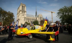 Des pompiers installent un avion peint aux couleurs de la Sécurité civile devant la cathédrale Notre-Dame de Paris, lors d'une manifestation pour réclamer des hausses de salaires et des moyens budgétaires accrus, le 28 septembre 2026 à Paris