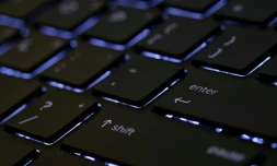 Un adolescent de 17 ans mis en examen à Paris et placé en détention provisoire dans le cadre d'investigations sur l'envoi de menaces à des établissements scolaires via les ENT (Espaces numériques de travail)