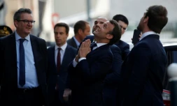 Emmanuel Macron salue les habitants après une visite dans un centre médical à Pantin en Seins-Saint-Denis, le 7 avril 2020