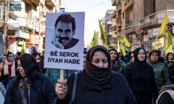 Des manifestants brandissent des drapeaux jaunes et un portrait représentant le visage d'Abdullah Öcalan, le chef du Parti des travailleurs du Kurdistan (PKK), actuellement emprisonné en Turquie, lors d'une manifestation à Qamishli, dans le nord-est de la Syrie, le 15 février 2023