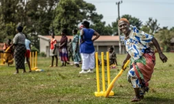 Une femme âgée joue au cricket dans le district de Jinja, le 10 janvier 2026, dans l'est de l'Ouganda