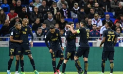 Les joueurs de Monaco se congratulent après le 2e but contre Lyon, inscrit par le prodige Kylian Mbappé (N.29) au Parc OL, le 23 avril 2017 