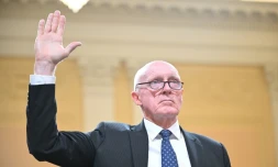 Le président républicain de la Chambre des représentants d'Arizona, Rusty Bowers, prête serment devant la commission d'enquête du 6 janvier, le 21 juin 2022 à Washington
