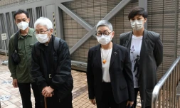 L'universitaire Hui Po-keung , le cardinal Zen, l'avocate Margaret Ng et la chanteuse Denise Ho (de gauche à droite) arrivant au tribunal à Hong Kong le 24 mai 2022