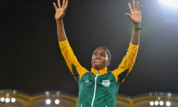 La Sud-Africaine Caster Semenya bras levés sur le podium aprÚs sa victoire en finale du 1500 m aux Jeux du Commonwealth, le 11 avril 2018 à Gold Coast