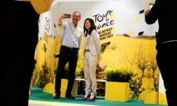 Le patron du Tour de France Christian Prudhomme s'offre un selfie lors de l'inauguration du centre de presse à Copenhague, le 28 juin 2022 