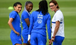 L'entraîneuse des Bleues Corinne Diacre (R) lors d'un entraînement pendant l'Euro féminin 2022 à Ashby-de-la-Zouch, en Angleterre, le 20 juillet 2022. 