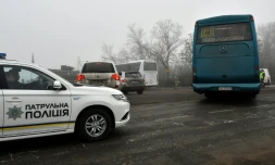 Des autocars arrivent à Odradivka avant un échange de prisonniers entre l'Ukraine et les séparatistes pro-russes, le 29 décembre 2019