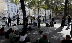 Des journalistes attendent devant le palais de l'Elysée à Paris, le 2 septembre 2024