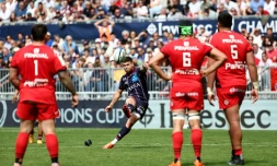 Le demi d'ouverture de Bordeaux-Bègles Matthieu Jalibert passe une transformation contre Toulouse en Champions Cup, le 4 mai 2025 à Bordeaux