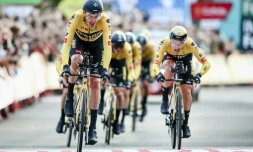 L'équipe Jumbo-Visma a écrasé la 1re étape de la Vuelta, un contre-la-montre par équipe de 23,3 km couru le 19 août 2022 dans les rues d'Utrecht. Robert Gesink, qui a coupé la ligne en tête, endosse le premier maillot rouge de leader