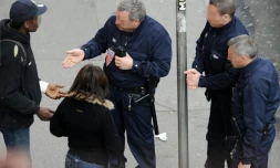 Pour la premiÚre fois en France, une action de groupe a été lancée mercredi contre l'Etat par un collectif d'ONG qui met en demeure le gouvernement de mettre fin aux "contrÎles d'identité discriminatoires" par la police, sous peine de saisir la justice