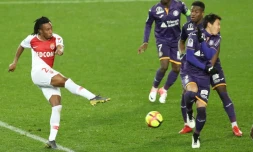 L'attaquant portugais de Monaco Gelson Martins frappe au but devant les défenseurs toulousains le 2 février 2019 au stade Louis-II