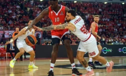 L'arrière monégasque Mike James en défense sur le pivot de l'Olympiakos Moustapha Fall lors du match 1 des play-offs de l'Euroligue à Athènes, le 20 avril 2022