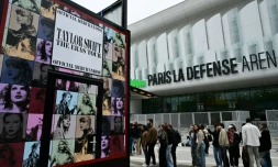 Des fans de Taylor Swift font la queue pour acheter des produits dĂ©rivĂ©s devant Paris La DĂ©fense Arena, oĂč doivent avoir lieu les concerts de la star, le 8 mai 2024