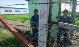 Des gardes armés à l'entrée du camp de transit de Nga Khu Ra pour les réfugiés rohingyas, le 28 juin 2018 à Maungdaw, dans l'Etat Rakhine, en Birmanie