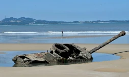 Une carcasse de char sur une plage de Kinmen, île taïwanaise à quelques kilomètres de la Chine continentale, le 11 août 2022