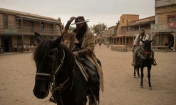 Des acteurs se produisent lors du festival du film western d'Almería aux studios de cinéma Fort Bravo à Tabernas, en Espagne, le 11 octobre 2024