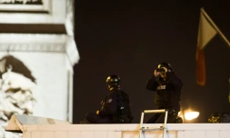 Des policiers sur les Champs-Elysées, à Paris, le 7 juillet 2016